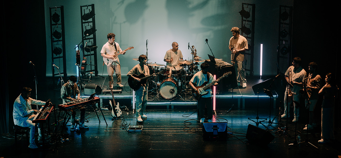 B3 — A banda completa em palco